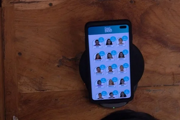 BBB20: celular é liberado na casa e já tem selfie de sisters
