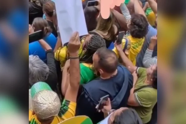 Deputada do PL denuncia suposta importunação sexual em ato de Flávio em MG