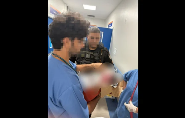 homens segurando bebê
