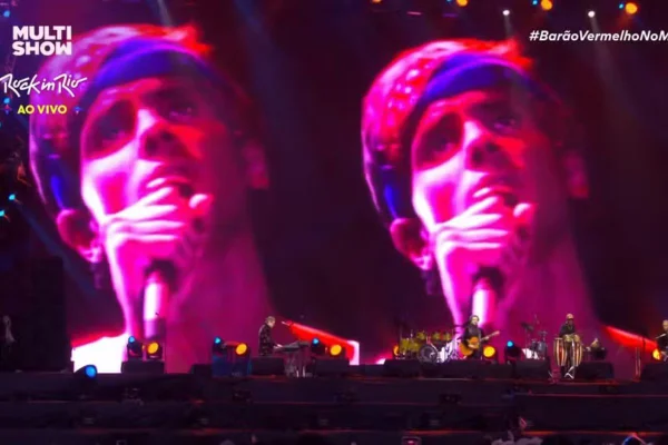 Durante apresentação no Rock in Rio, a banda Barão Vermelho homenageou Cazuza o colocando no telão e cantando “junto” com o músico - Metrópoles