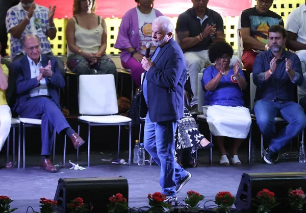 Com sambistas, Lula critica gestão de Bolsonaro: “Cultura não é bico”