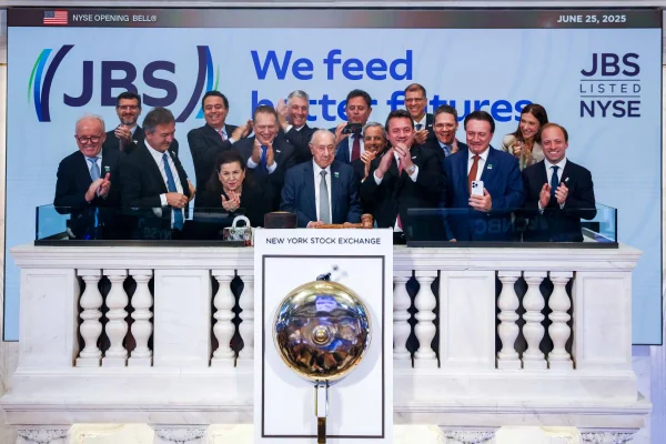 Zé Mineiro toca o sino e marca entrada da JBS na Bolsa de NY