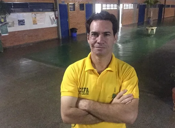 Vice-diretor diz que repreendeu aluno por algazarra e não por chinelos