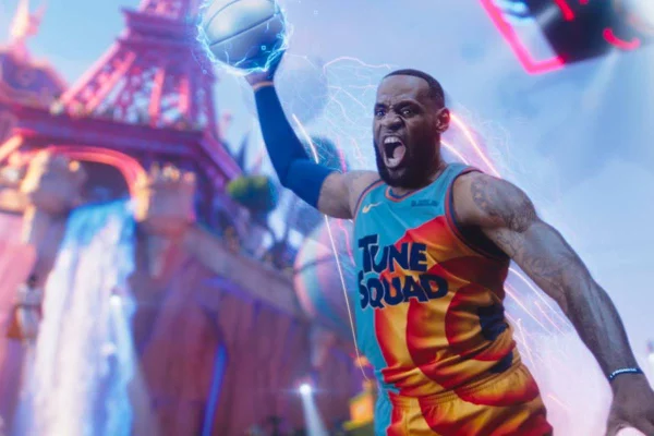 LeBron James realizando uma enterrada no filme Space Jam: Um Novo Legado - Metrópoles