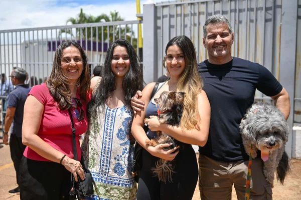 Júlia Pinho e família chegam após a abertura dos portões para o primeiro dia do Exame Nacional do Ensino Médio Enem, em frente ao CEUB Asa Norte Metrópoles