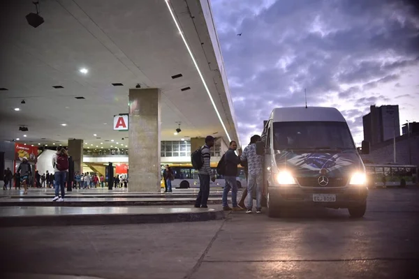 Sem ônibus, transporte pirata toma conta da Rodoviária do Plano Piloto