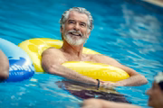 Pierce Brosnan em O Clube do Crime das Quintas-Feiras