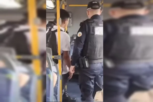 Policial dentro de ônibus