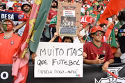 Torcedores levaram cartazes para homenagear Diogo Jota. Torcedores levaram cartazes para homenagear Diogo Jota.