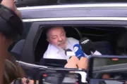 Lula sai de casa para votar no segundo turno das eleições Lula sai de casa para votar no segundo turno das eleições