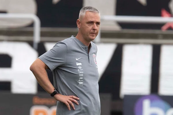 Tiago Nunes com a mão na cintura