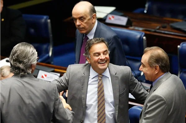 Senado mantém salário de Aécio Neves, mas faltas serão descontadas