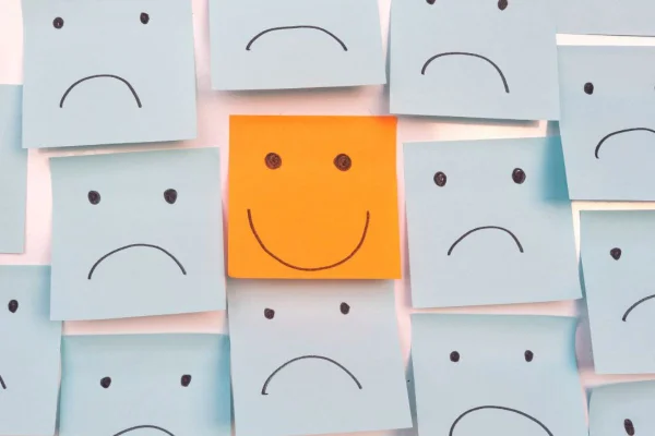 fotos de papeis com desenhos tristes e um feliz Energia Negativas