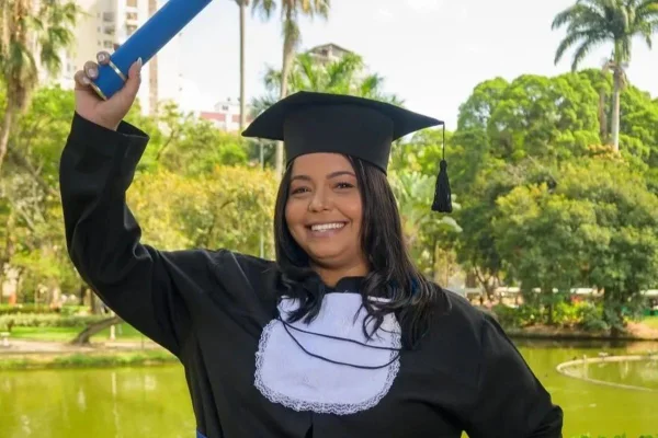 Imagem colorida de mulher que morreu durante procedimento em clínica no RJ - Metrópoles