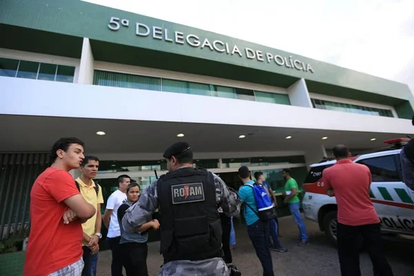 Vítimas de furto de celular no Villa Mix protestam em frente à 5ª DP
