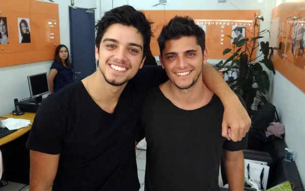 Rodrigo Simas fala sobre Bruno Gissoni beijar Agatha Moreira