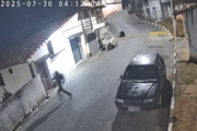 O homem tenta ir atrás da assaltante, mas também cai depois de correr