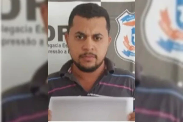 Imagem colorida de chefe do Comando Vermelho foragido após ser solto - Metrópoles