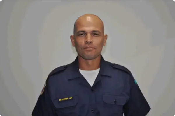 Foto colorida de guarda municipal careca e fardado - Metrópoles