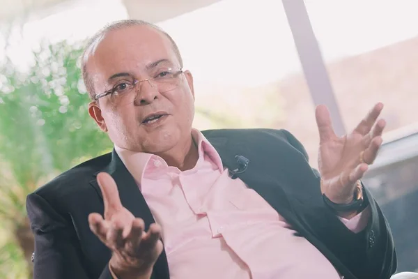 Servidor e privatização dominam reunião entre Ibaneis e oposição