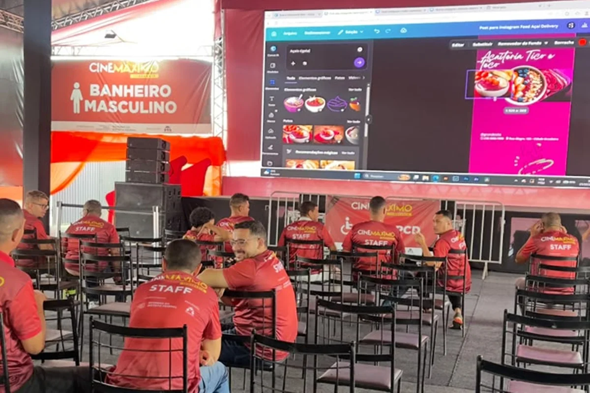 Alunos assistem aula de técnicas básicas de edição em plataformas digitais Alunos assistem aula de técnicas básicas de edição em plataformas digitais