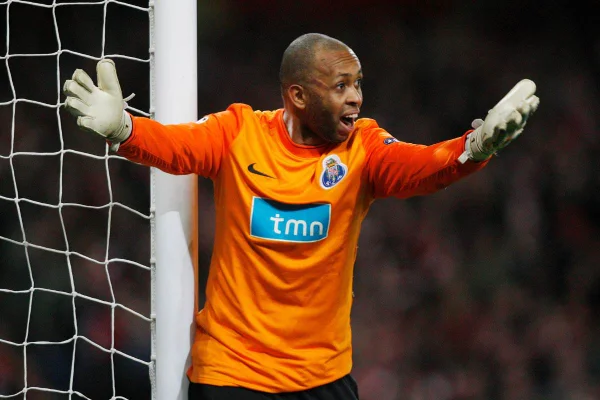 Imagem colorida do goleiro Helton