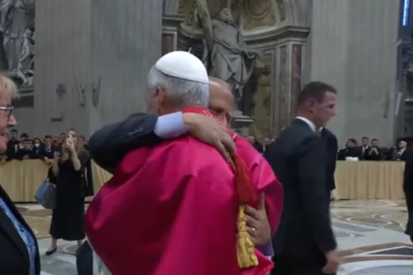 Imagem colorida de papa Leão XIV braçando o irmão - Metrópoles