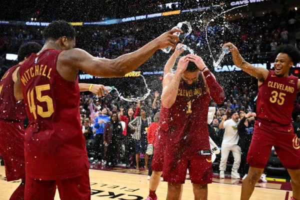 Max Strus #1 do Cleveland Cavaliers é molhado pelos companheiros após acertar arremesso do meio da quadra no estouro do cronômetro e dar vitória ao seu time contra o Dallas Mavericks no Rocket Mortgage Fieldhouse February 27, 2024.
