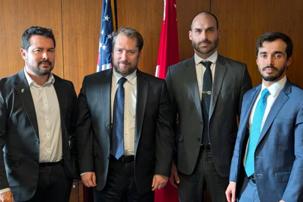 imagem colorida de encontro de figueiredo e eduardo bolsonaro com figuras do alto escalão do governo trump, nos eua