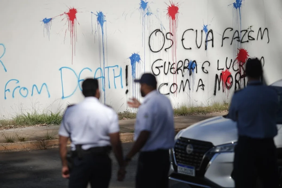 "Lucram com a morte": Embaixada dos EUA em Brasília amanhece pichada. Veja vídeo