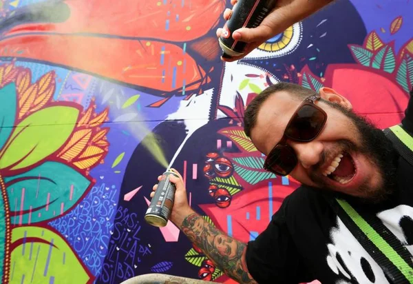 Em tour europeu, brasiliense Toys pinta mural em parede de Londres
