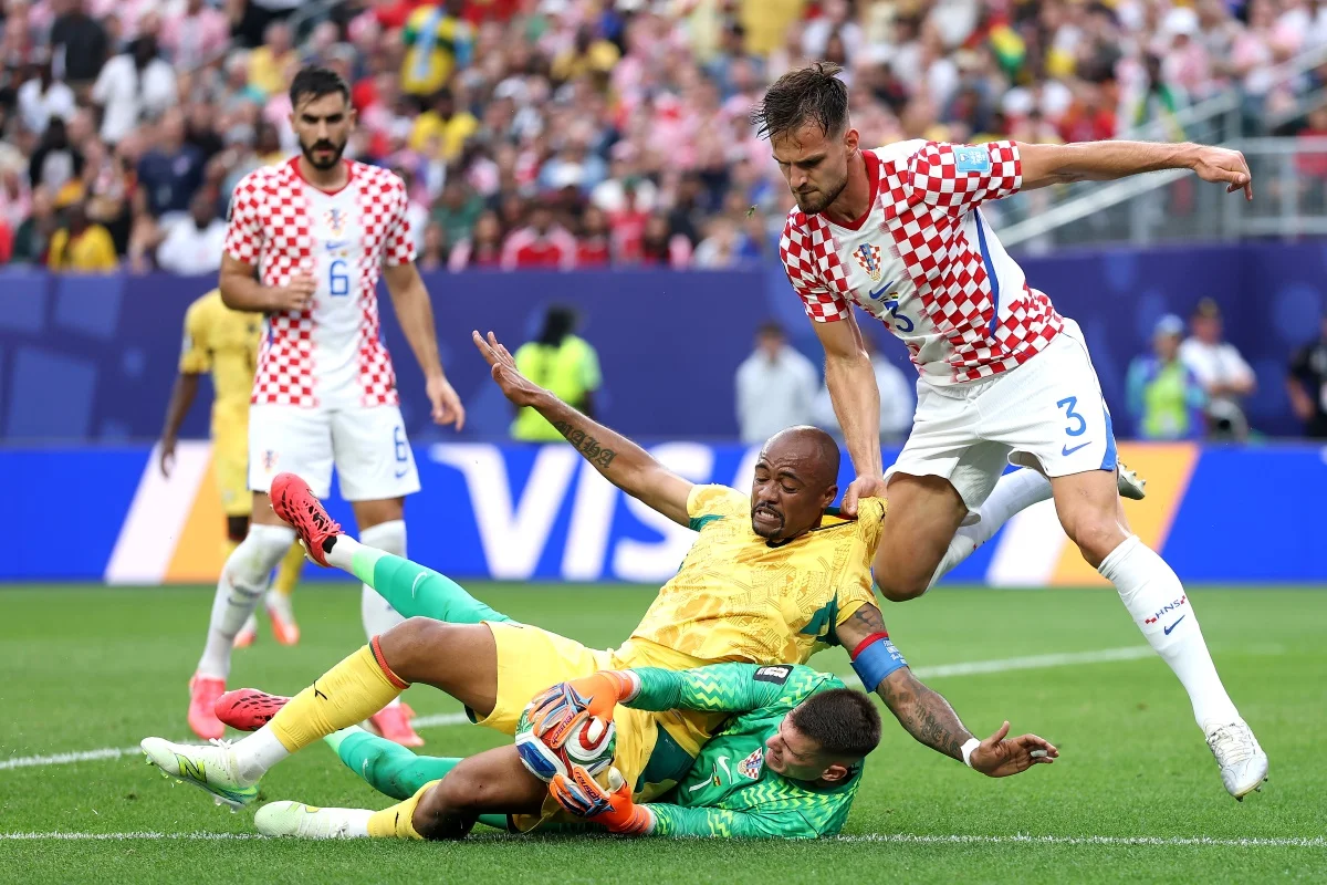 Disputa de bola na partida entre Croácia x Gana na Copa do Mundo