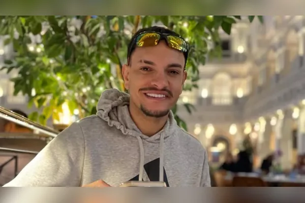 homem sorrindo