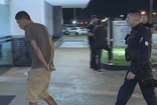 Quem é o homem que esfaqueou cliente em shopping e mordeu policial