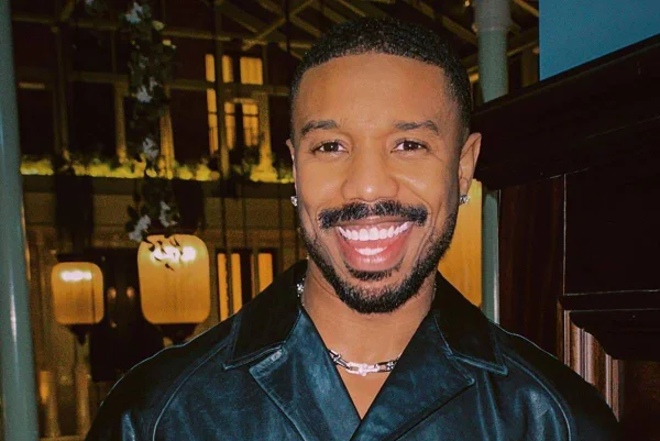 Foto colorida de Michael B Jordan sorrindo - Metrópoles