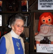 Comediante Matt Rife e youtuber Elton Castee compram casa  da boneca Annabelle