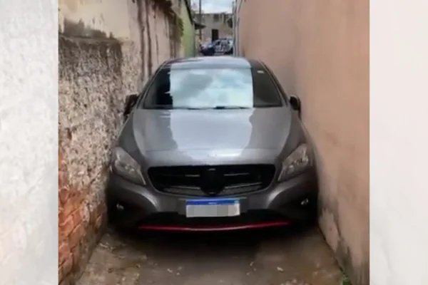 Carro de luxo entala em viela de Goiânia (GO)