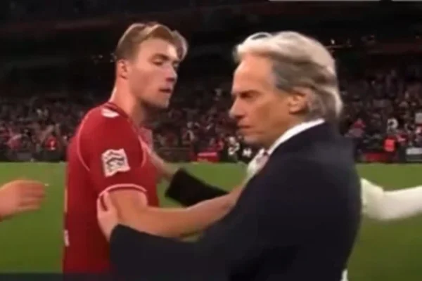 Foto colorida de Hojlund e Jorge Jesus - Metrópoles
