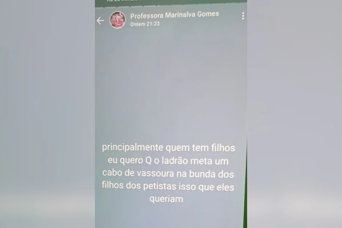 Nas publicações, a docente usou palavras de baixo calão e expressões agressivas para defender violência contra crianças por causa do posicionamento político das famílias Nas publicações, a docente usou palavras de baixo calão e expressões agressivas para defender violência contra crianças por causa do posicionamento político das famílias