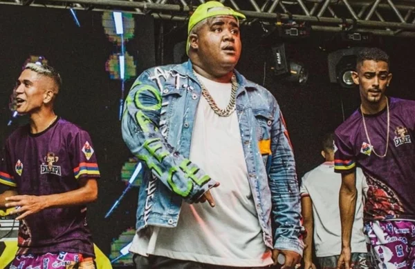 MC Elloco de jaqueta jeans - Metrópoles
