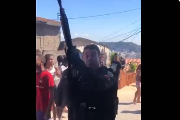 Mesmo após decisão do STF, PMs invadem Morro do Salgueiro e atiram. Veja