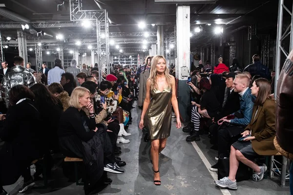Sósias de Kate Moss e Naomi Campbell desfilam para a Vetements