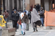 Pessoas caminham durante frio e baixa temperatura na capital paulista