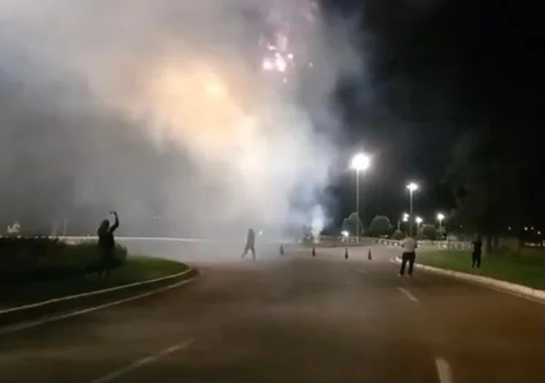Proibidos no DF, grupo dispara rojões pelo aniversário de Bolsonaro