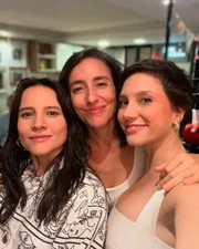 Filhas do roteirista Doc Comparato, elas ainda possuem mais uma irmã, Fabiana Comparato - que não entrou no ramo da atuação