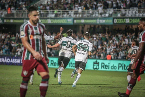 Muralha toma frango, mas Coritiba vira e vence o Fluminense