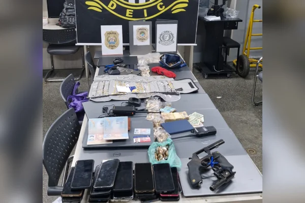 Imagem colorida de Materiais apreendidos junto com trio chileno preso por furtos a bancos. Metrópoles