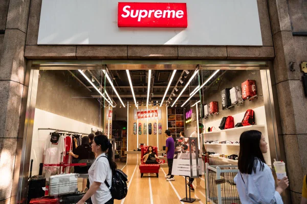 Na imagem com cor, fachada da loja Supreme - Metrópoles