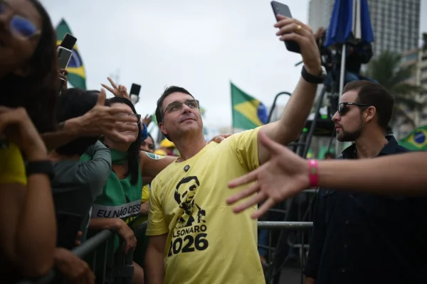 Rio de Janeiro - Flávio Bolsonaro - Apoiadores do ex-presidente Jair Bolsonaro participam de manifestação em Copacabana, neste sábado (7), Dia da Independência, no Rio de Janeiro - Metropoles-14