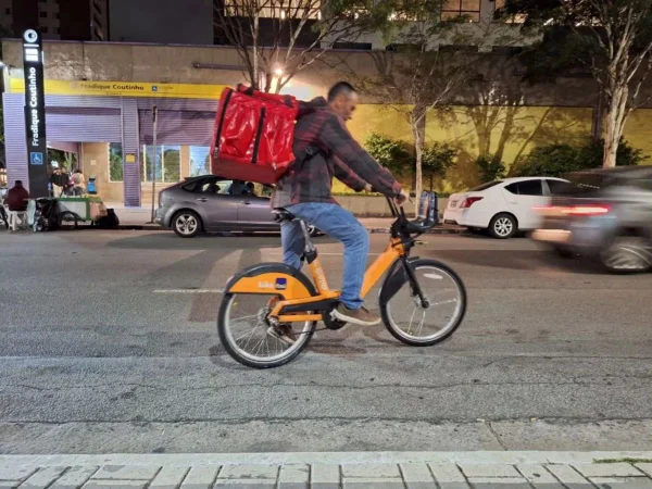 Imagem mostra homem com caixa de entrega (bag) em São Paulo - Metrópoles